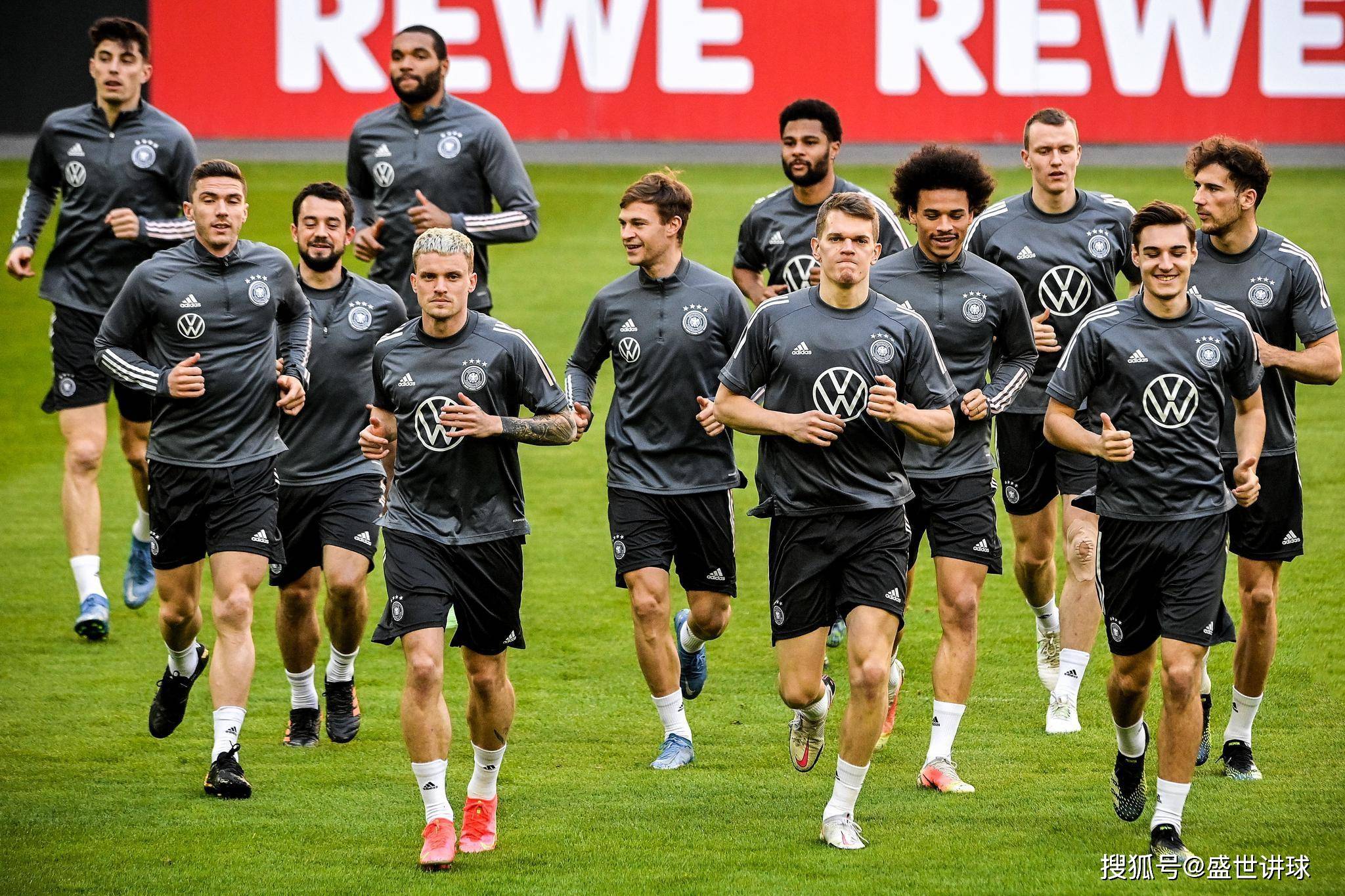 德国足球队壮烈奋斗，丹麦队表现超乎意料令人惊叹(德国丹麦队比分)
